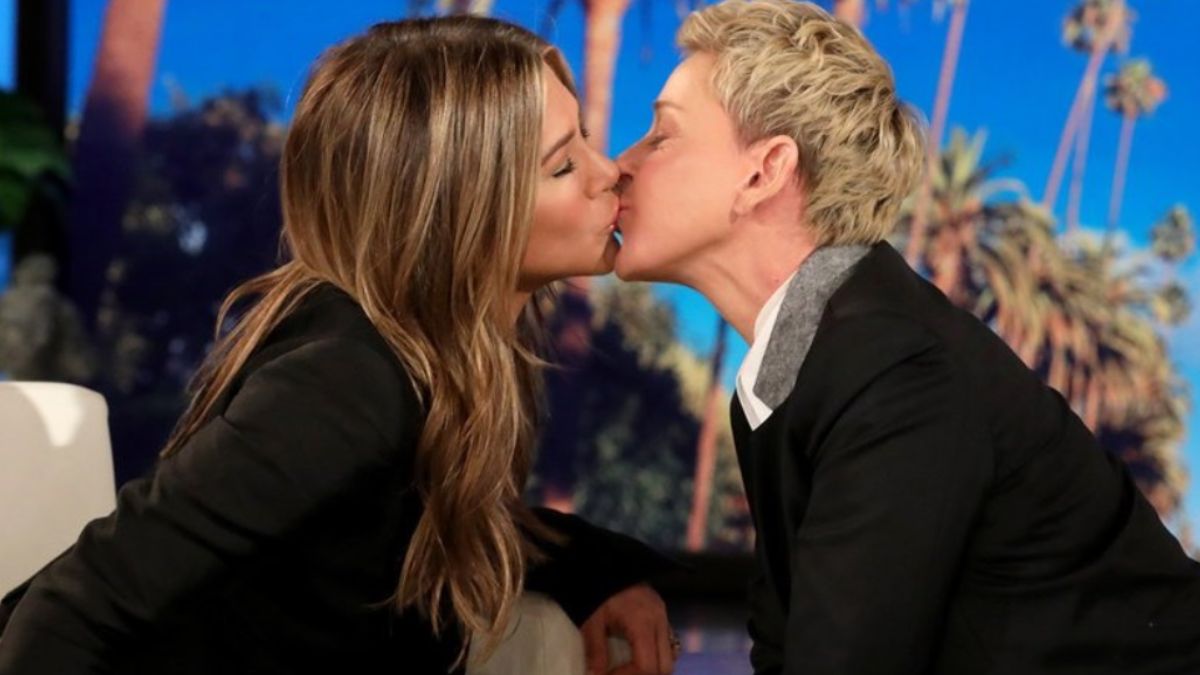 Foto: Jennifer Aniston y Ellen DeGeneres se besan.