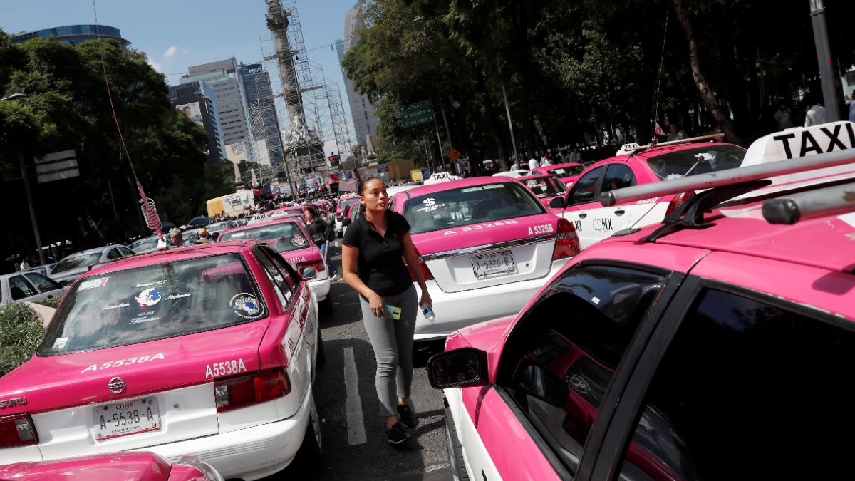 Foto: Taxistas bloquean avenida Paseo de la Reforma, en Ciudad de México. Reuters