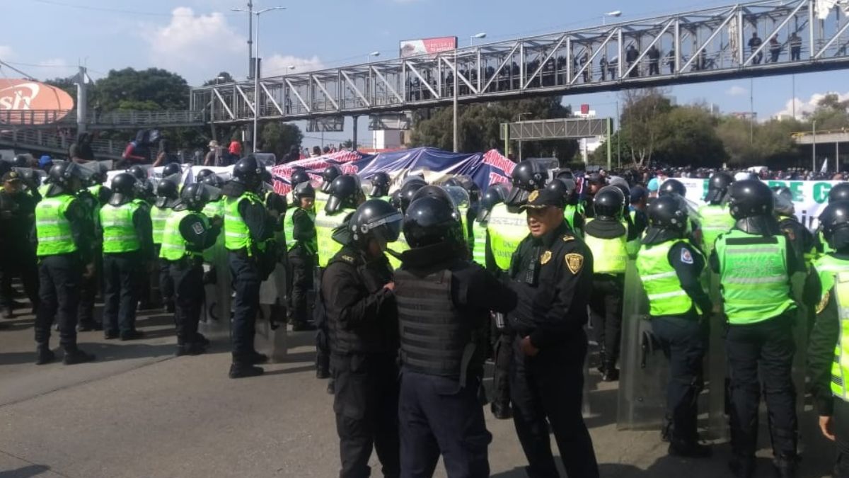 Foto: Un grupo de policías federales cerraron Circuito Interior, a la altura de la Terminal Aérea. Noticieros Televisa/S. Servín