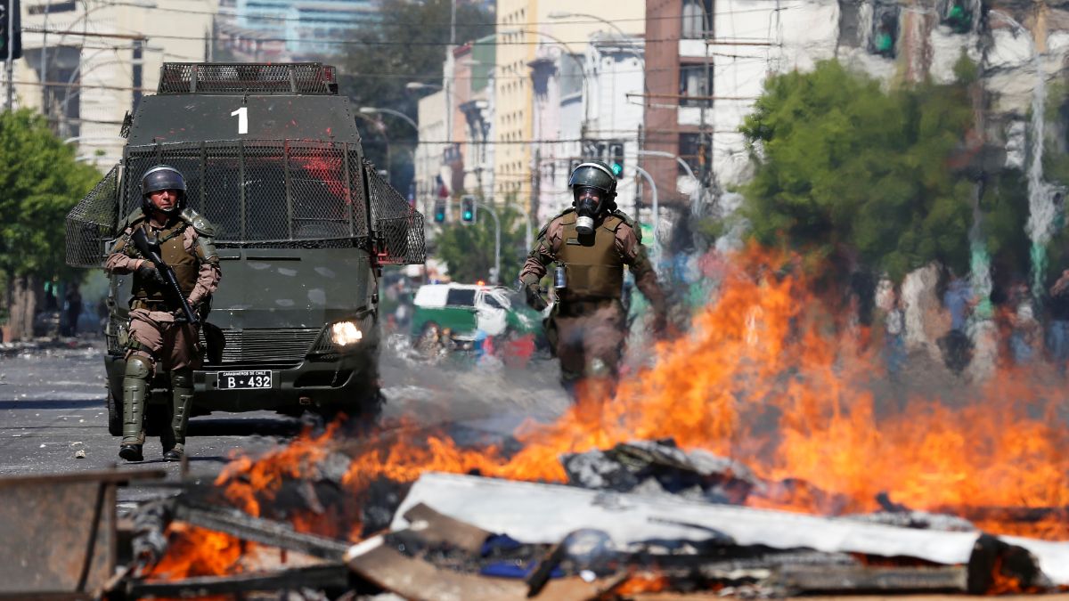 Foto: Policías caminan cerca de una barricada en la ciudad de Valparaíso, Chile. Reuters
