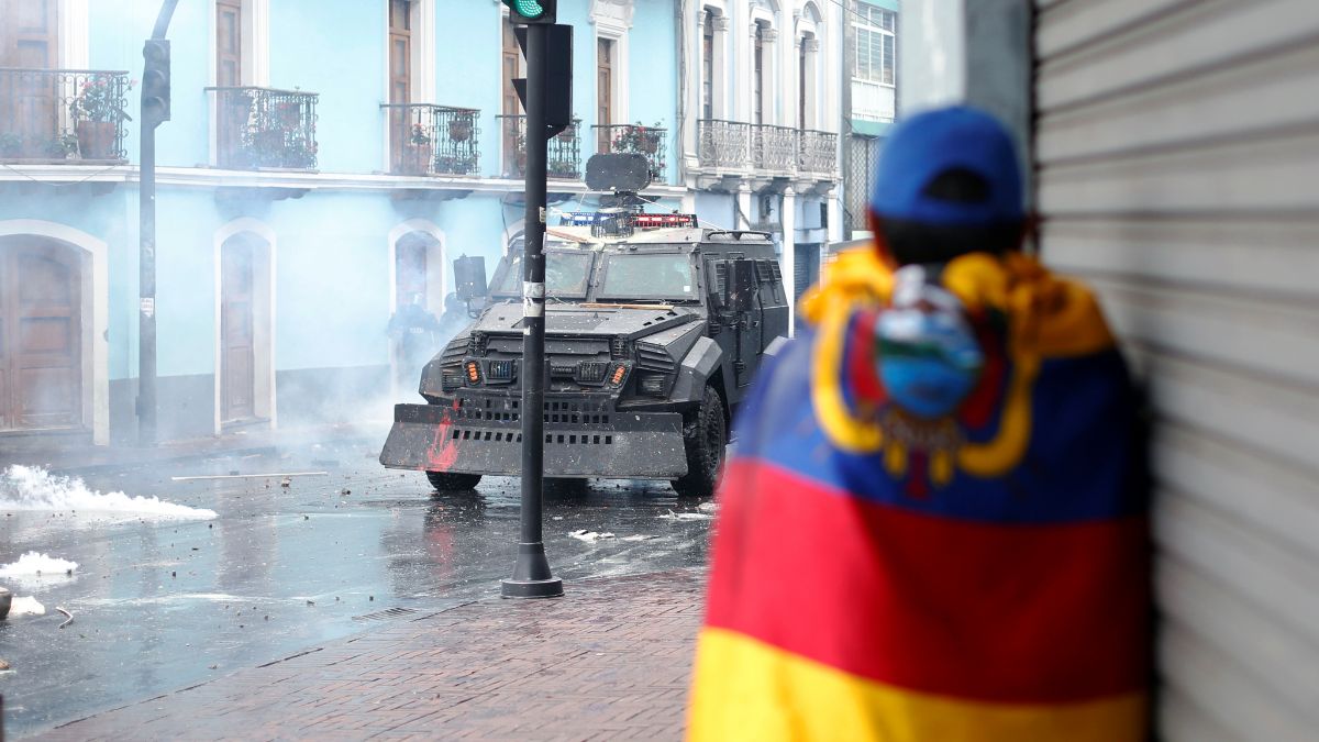 Foto: Un manifestante se cubre con la bandera de Ecuador. Reuters