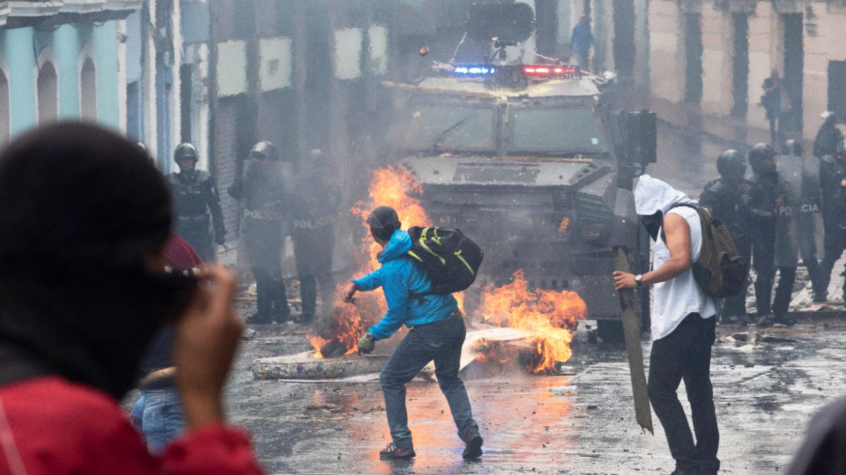 Foto: Manifestantes se enfrentan con policías en calles de Quito, Ecuador. Reuters