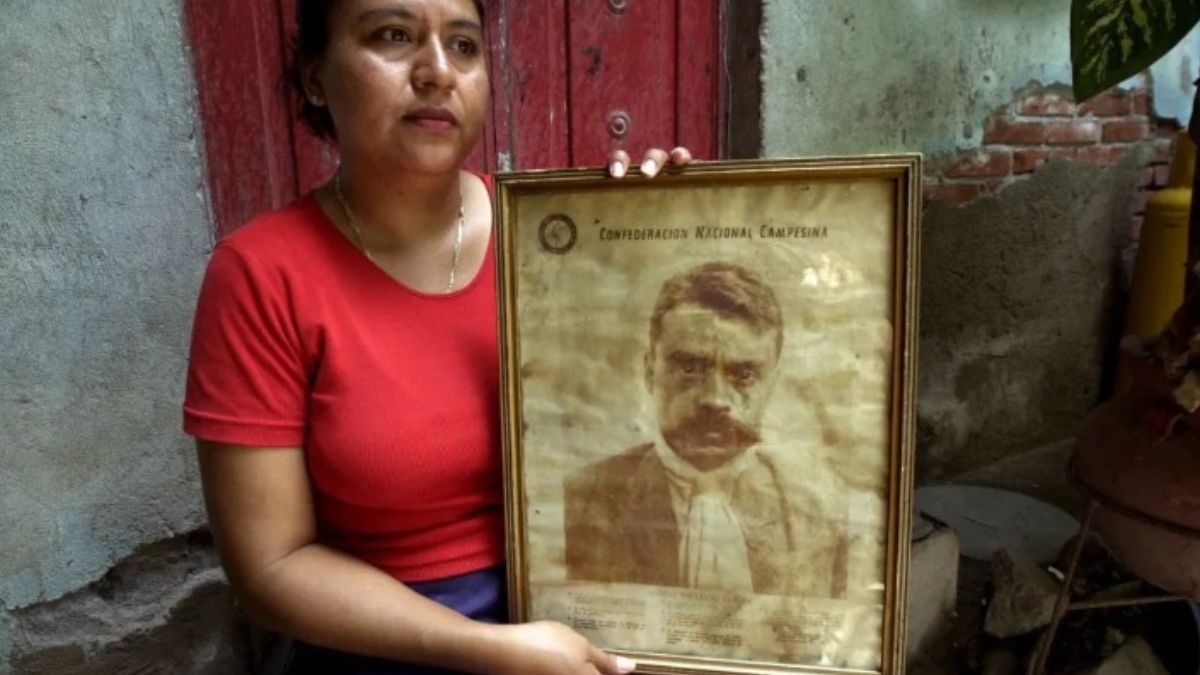 Foto: Herlinda Zapata Fernández con una foto de su bisabuelo, Emiliano Zapata. AP/Archivo