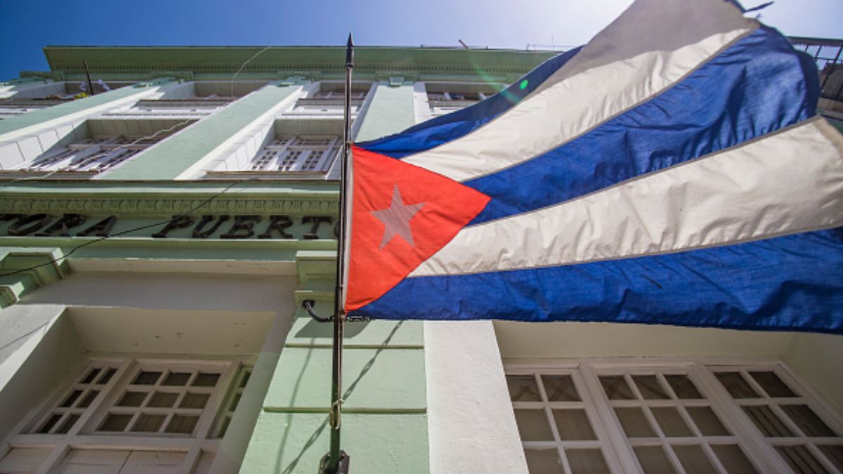 Foto: Una bandera de Cuba ondea en una plaza de La Habana. Getty Images/Archivo
