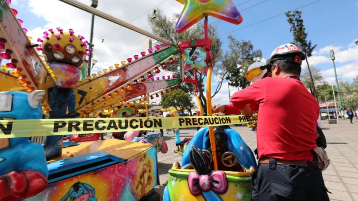 Foto: Protección Civil acordonó los juegos mecánicos de la Feria de Tacubaya. Twitter/@vromog