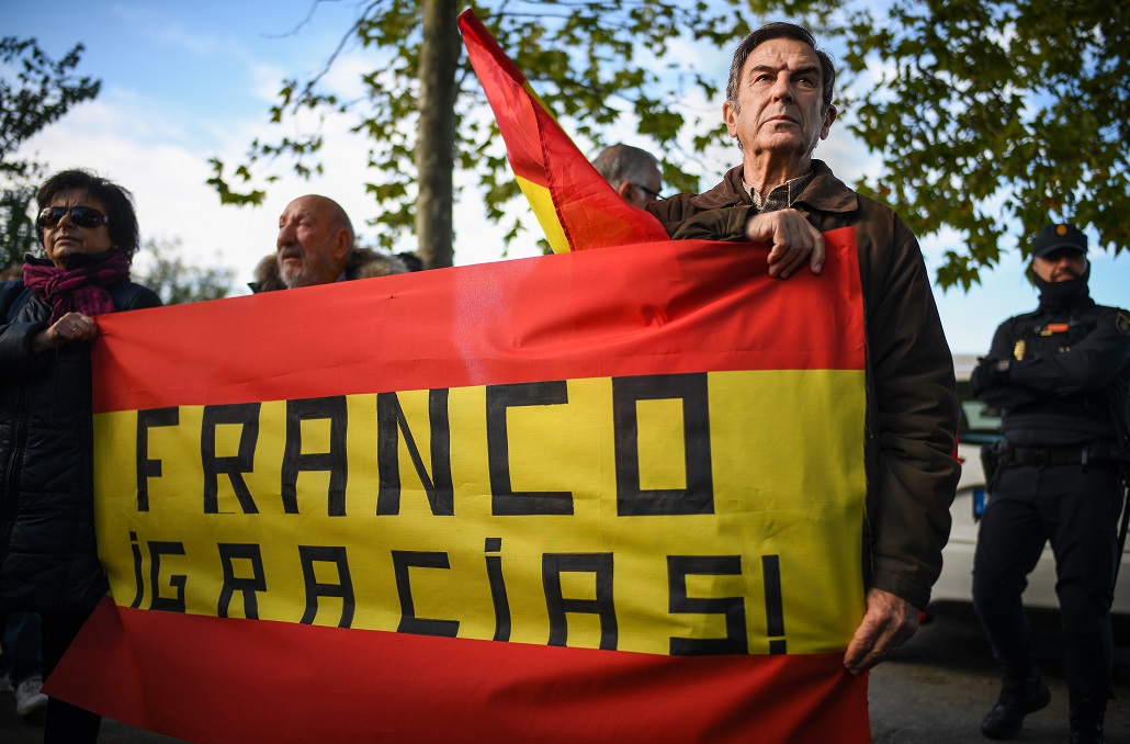 “Fraco Gracias”, se puede leer en una bandera con los colores de España. Getty Images