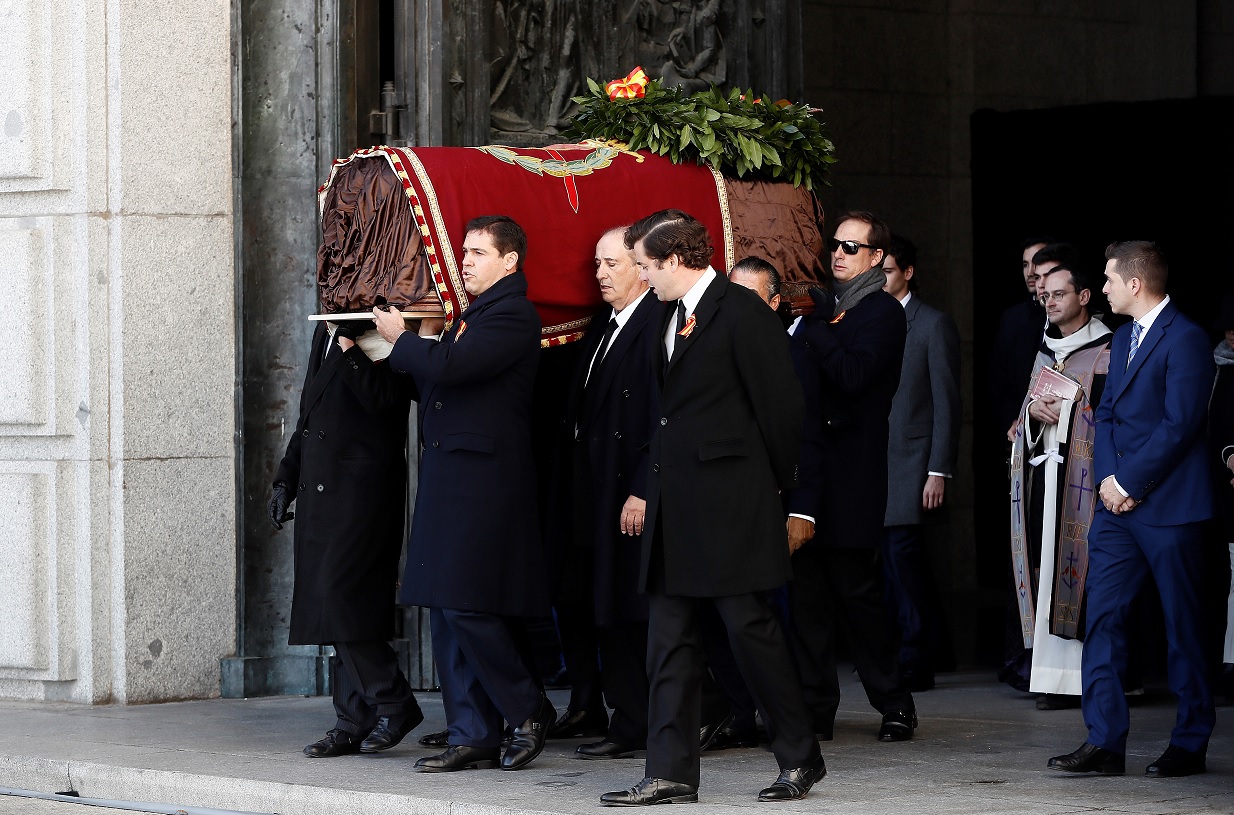 Foto: Familiares cargaron el ataúd de Francisco Franco. Efe