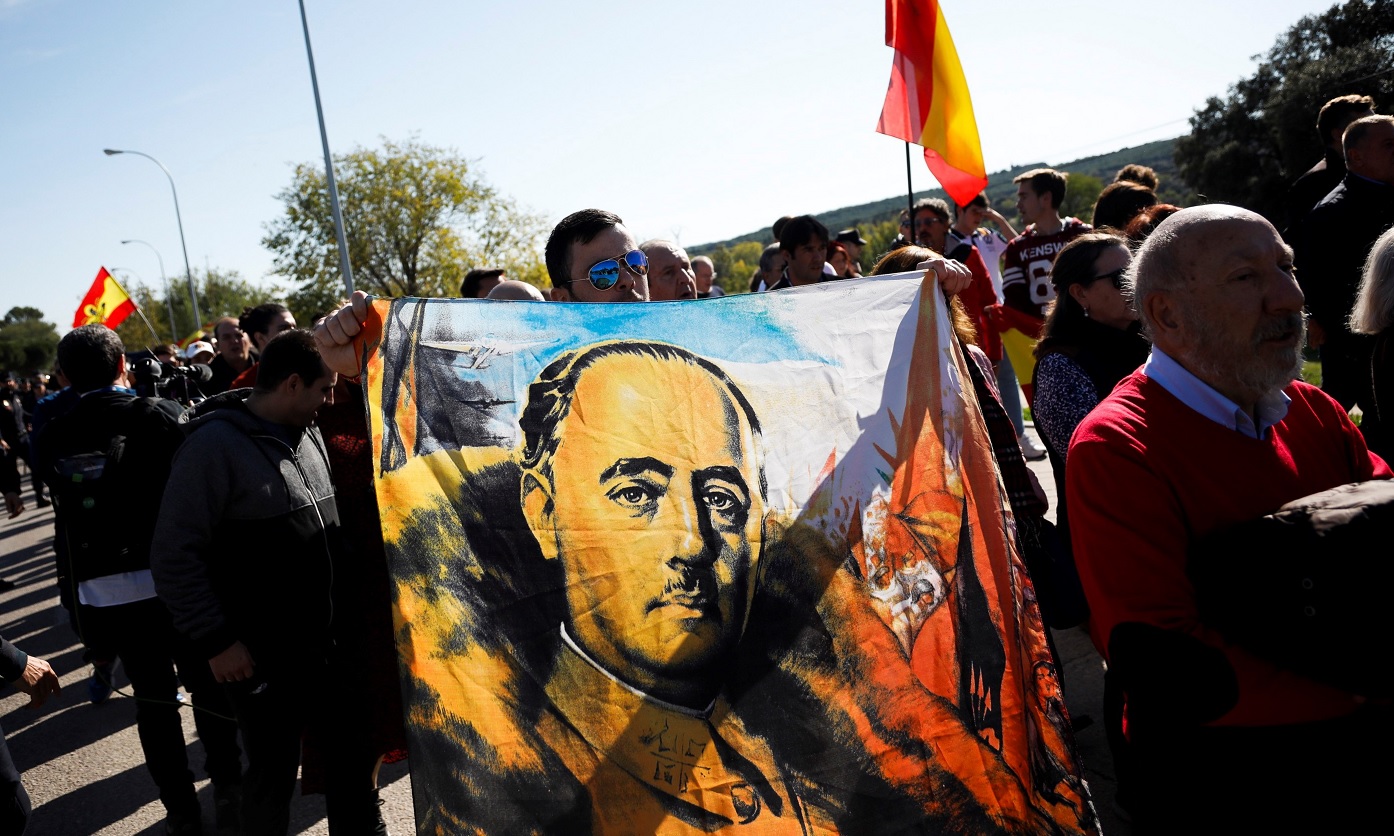 Foto: Un seguidor sostiene una manta pintada con el rostro de Francisco Franco. Efe