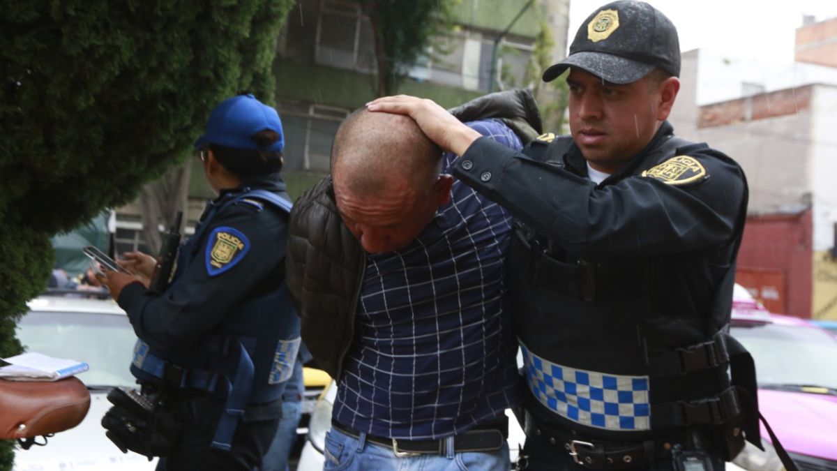 Foto: Un policía de la Secretaría de Seguridad Ciudadana (SSC) detienen a un supuesto ladrón. Cuartoscuro