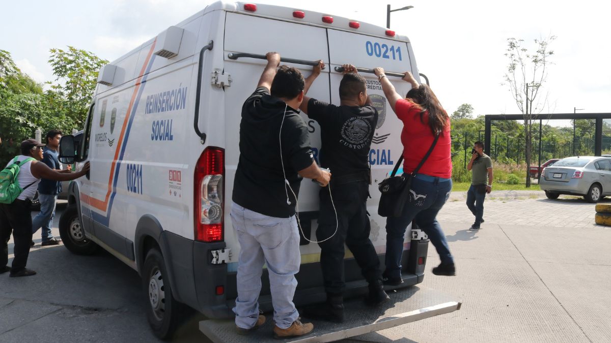 Foto: Familiares de los internos intentan detener una ambulancia del penal de Atlacholoaya. Efe