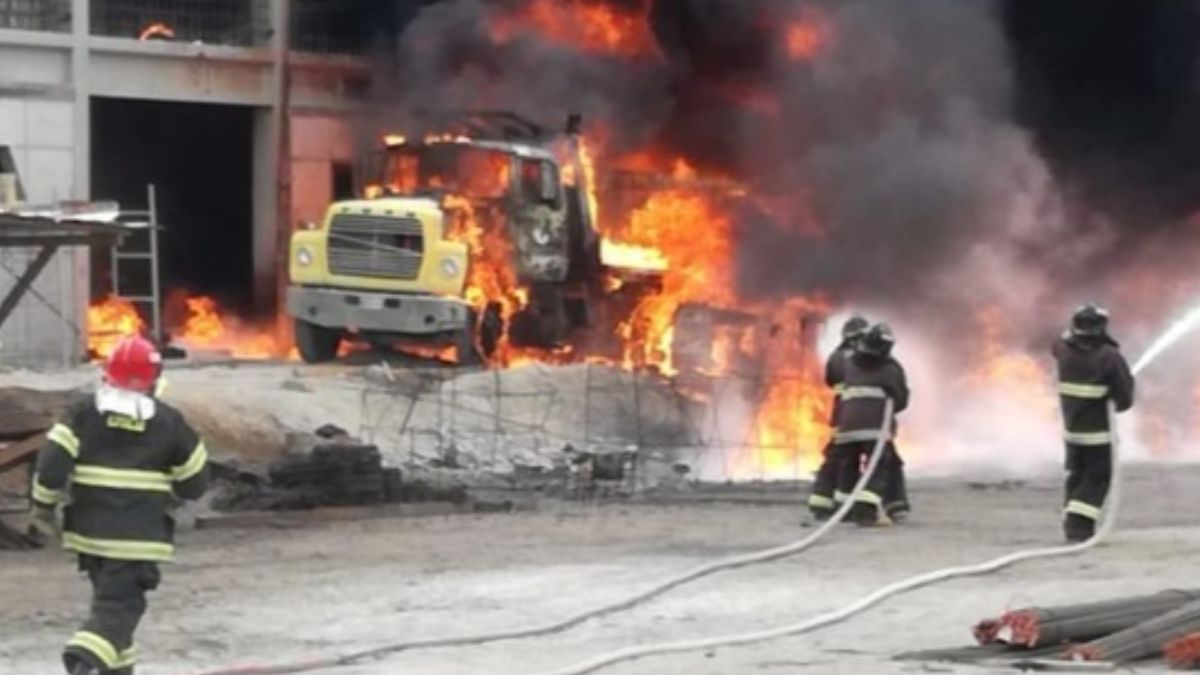 Foto: Bomberos de Puebla sofocaron el incendio de la pipa de diésel.. Twitter/@NoticiasTribuna