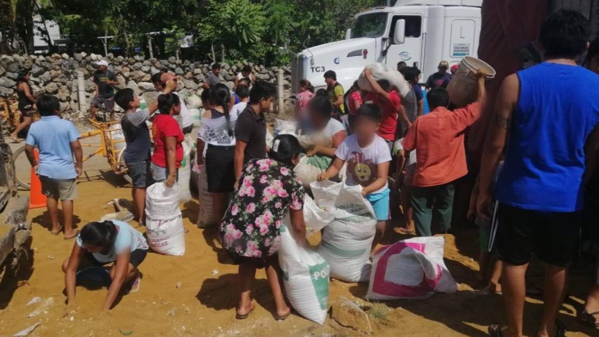 Foto: Pobladores roban la mercancía de un tráiler volcado en la carretera Campeche-Mérida. Twitter/@ExpresoCampeche