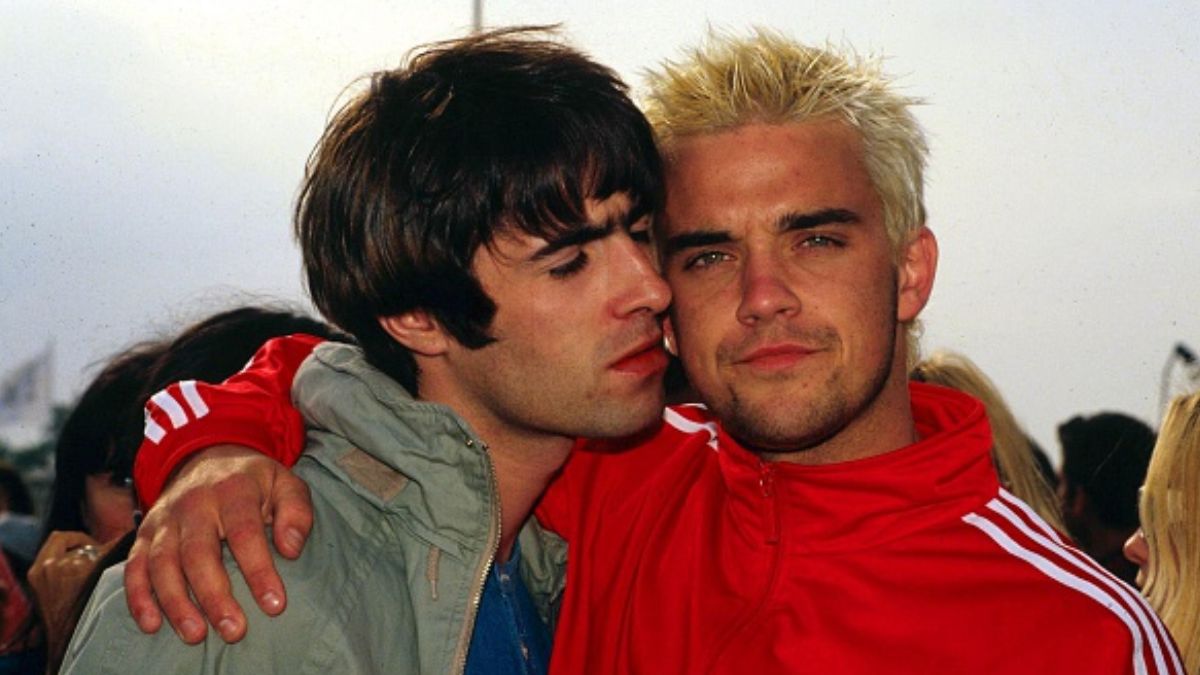 Foto: Liam Gallagher y Robbie Williams durante el Festival de Glastonbury 1995.