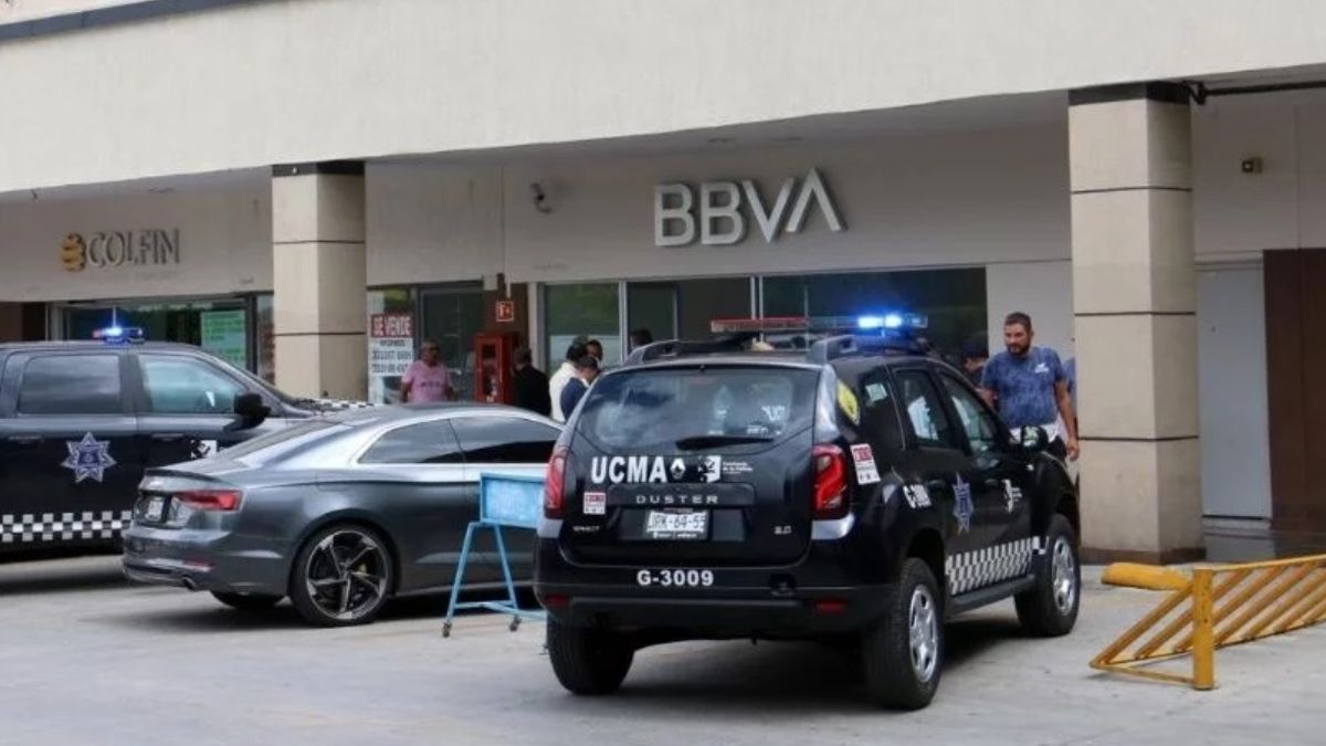 Foto: Patrullas de la Policía de Guadalajara custodiaron la sucursal bancaria. Twitter/@ELDEBATE