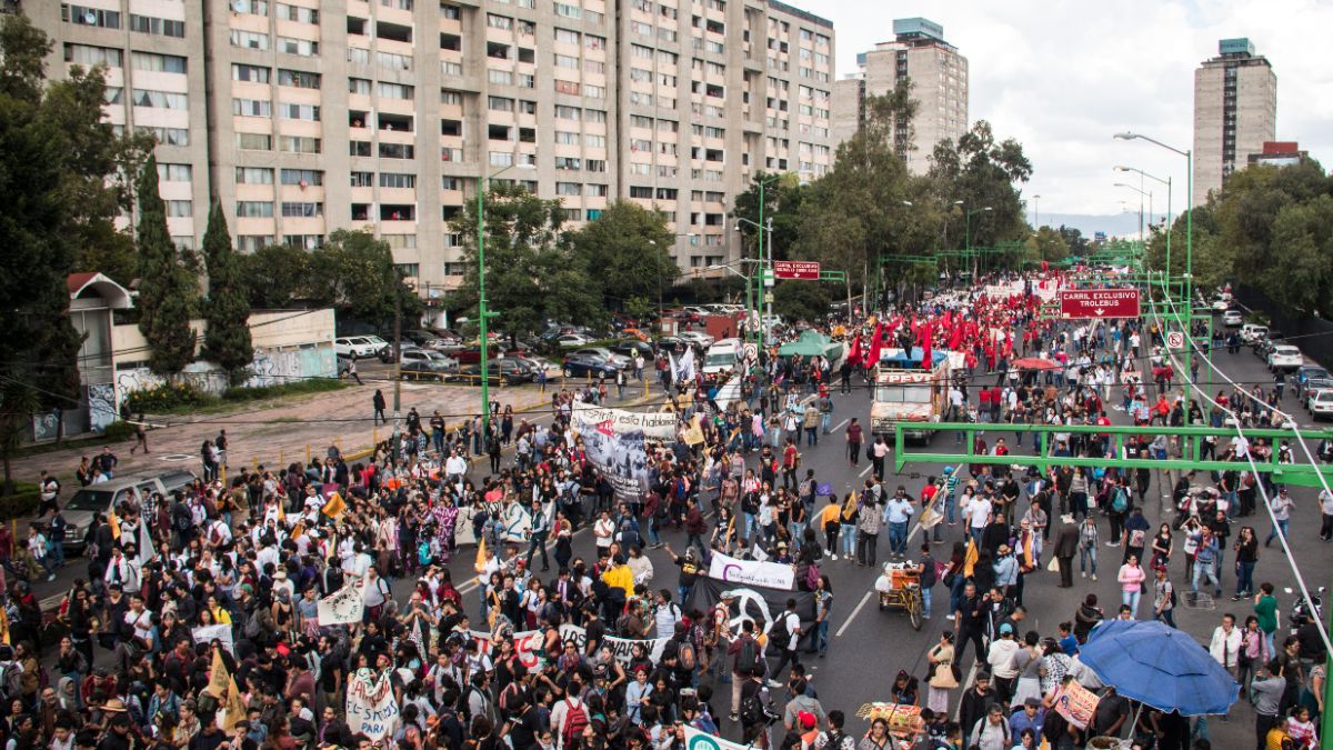 Foto: Miles de personas marcha sobre Eje Central Lázaro Cárdenas para conmemorar el 50 aniversario del 2 de octubre. Cuartoscuro/Archivo