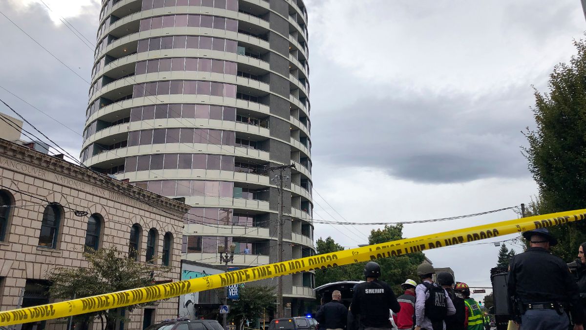 Foto: Policías acordonaron un edificio de apartamentos en Vancouver, en Washington, Estados Unidos. AP
