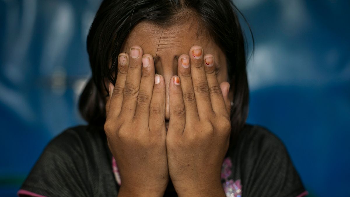 Foto: Una niña víctima de violación se cubre el rostro con las manos. Getty Images/Archivo
