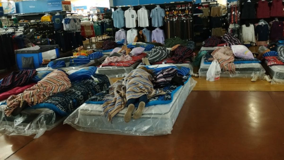 Foto: Empleados de Walmart dieron colchones para que la gente durmiera. Twitter/@sophiacarreon18