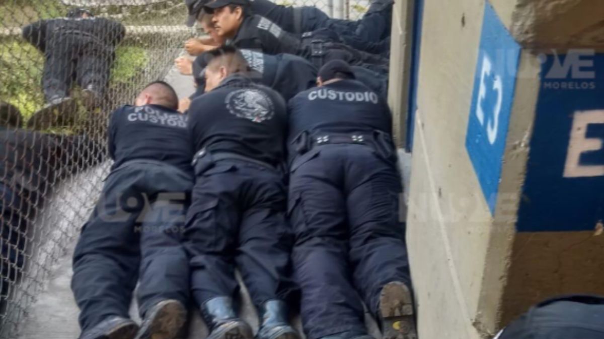 Custodios del penal de Atlacholoaya, Morelos, refugiados en el piso