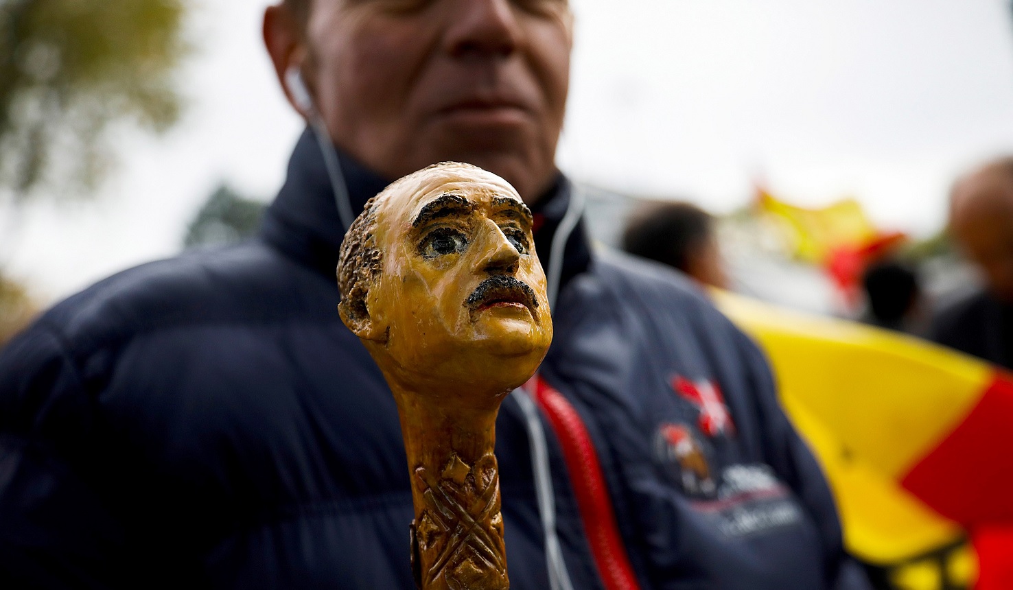 Foto: Un hombre sostiene un bastón de madera con el rostro de Francisco Franco. Efe