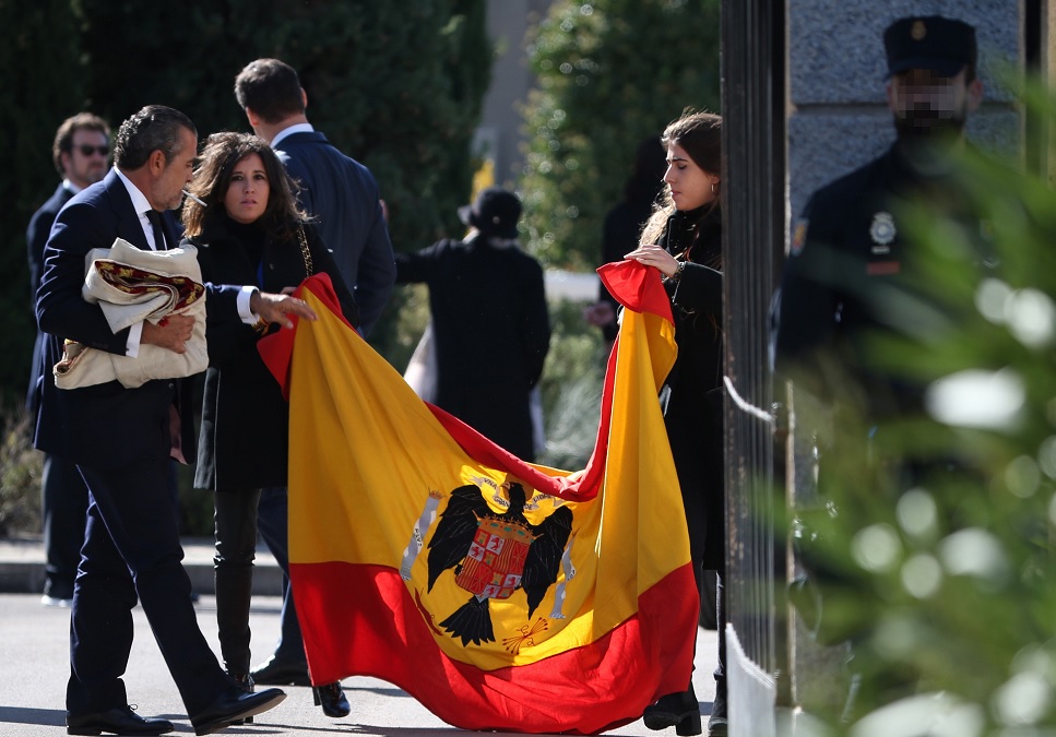 Foto: Familiares sostienen la bandera emblema del franquismo. Efe