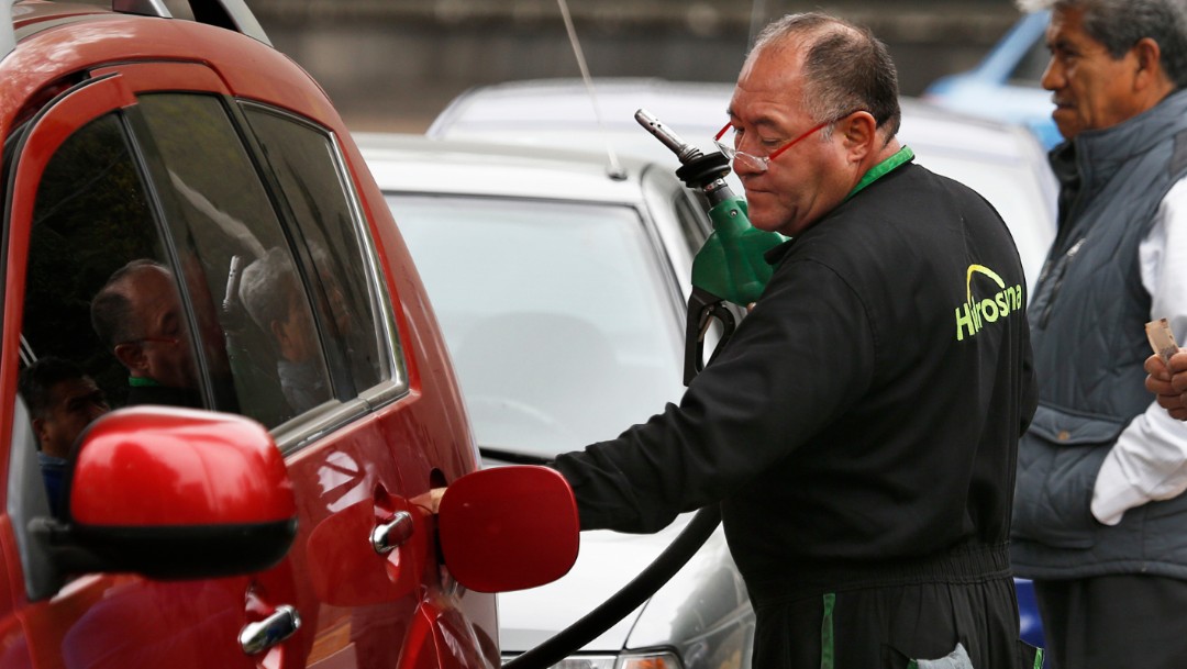 Foto: Verhículo cargando gasolina, 14 de enero de 2019, Ciudad de México
