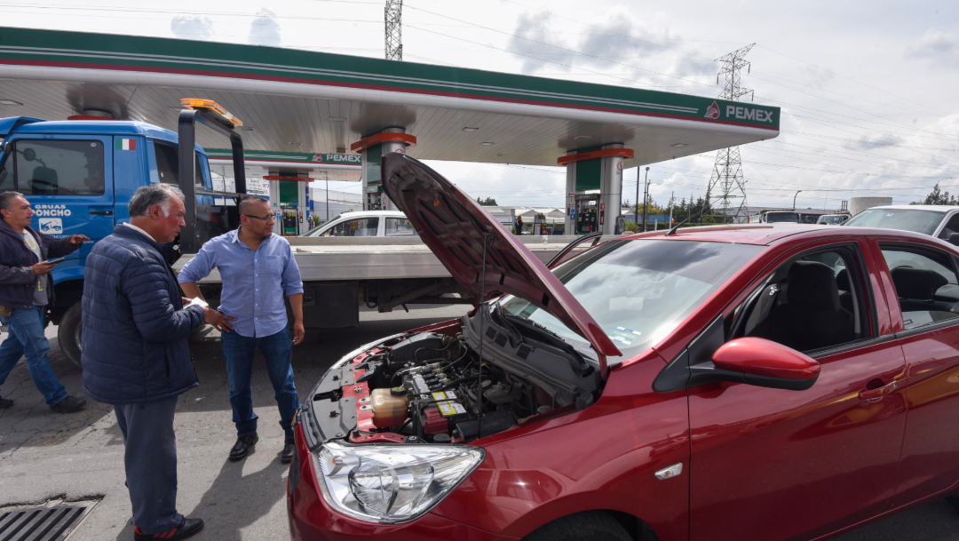 FOTO Estación que expendió gasolina con agua tendrá que reparar al menos 30 autos (Cuartoscuro)