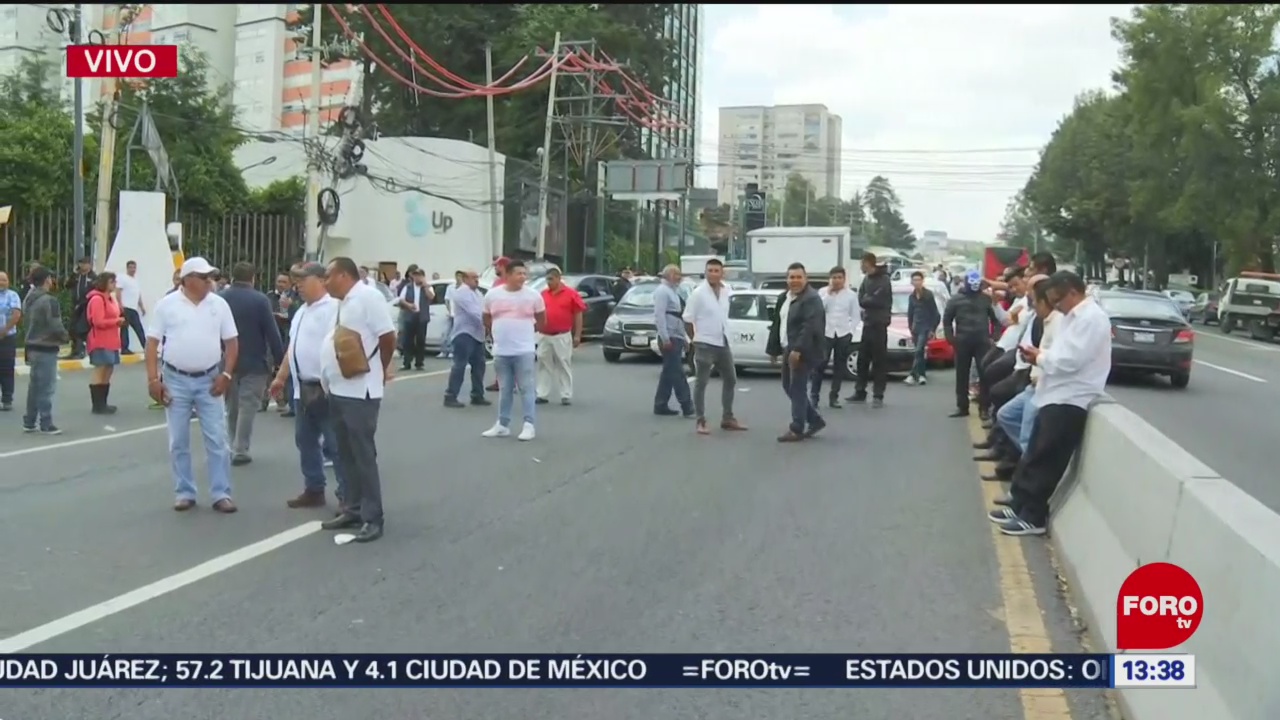 FOTO: Grúas Intentaron Levantar Taxis Durante Bloqueo