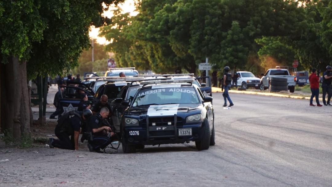 Imagen: Policías federales durante diversos enfrentamientos en Culiacán, Sinaloa, tras la detención de uno de los hijos del Chapo, el 22 de octubre de 2019. (Foto: El Debate de Culiacán /Cuartoscuro.com)