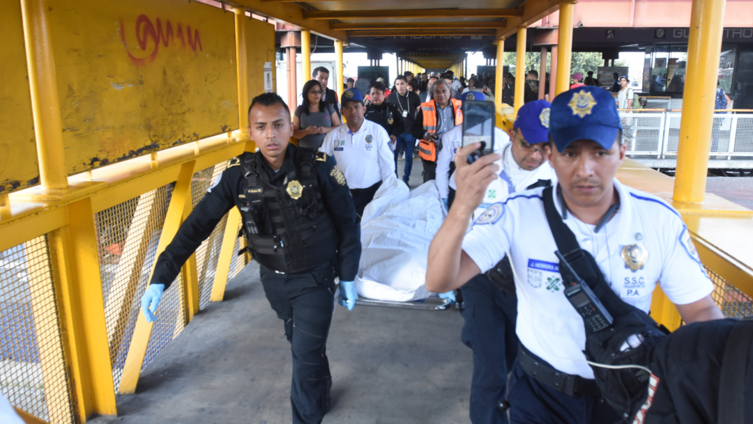 Foto: Un hombre de unos 24 años perdió la vida al interior del Metro Guelatao tras ser apuñalado al exterior, el 6 de octubre de 2019 (Cristian Hernández /Cuartoscuro.com)