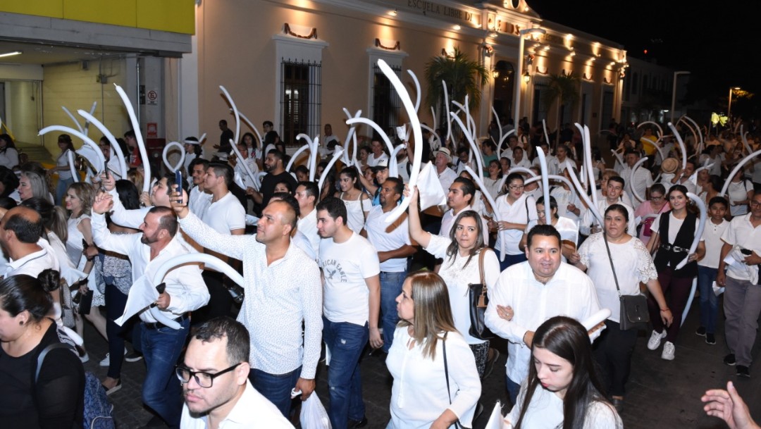 Habitantes de Culiacán realizan 'Callejoneada Blanca' en contra de la violencia