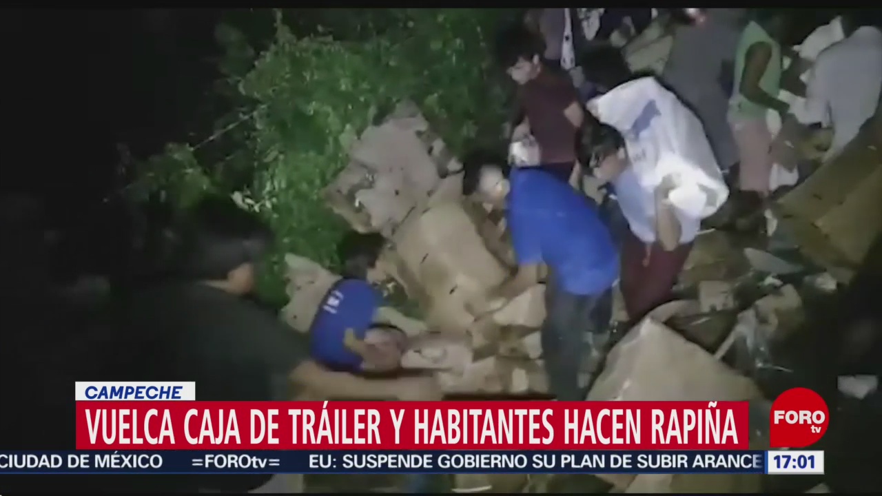 FOTO: Habitantes hacen rapiña tras volcadura de tráiler en Campeche, 13 octubre 2019