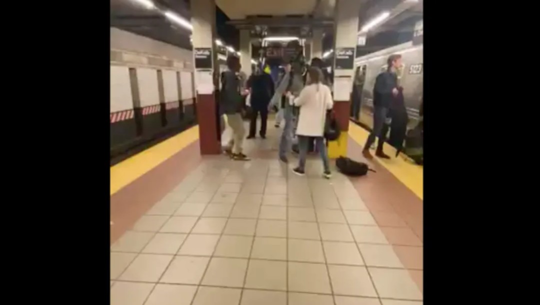 Hombre arroja a una mujer contra un vagón del metro de Brooklyn, 24 de octubre de 2019, Estados Unidos