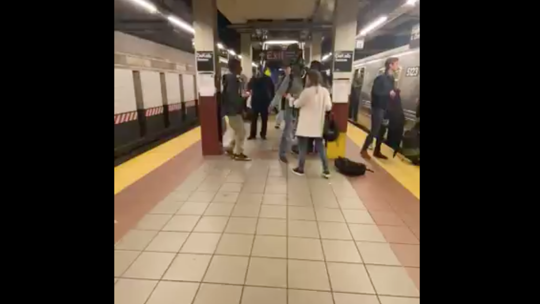 Foto Arroja Mujer Metro 24 Octubre 2019