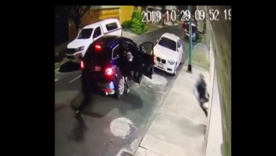 Video: Hombre atropella a delincuentes que lo intentan asaltar