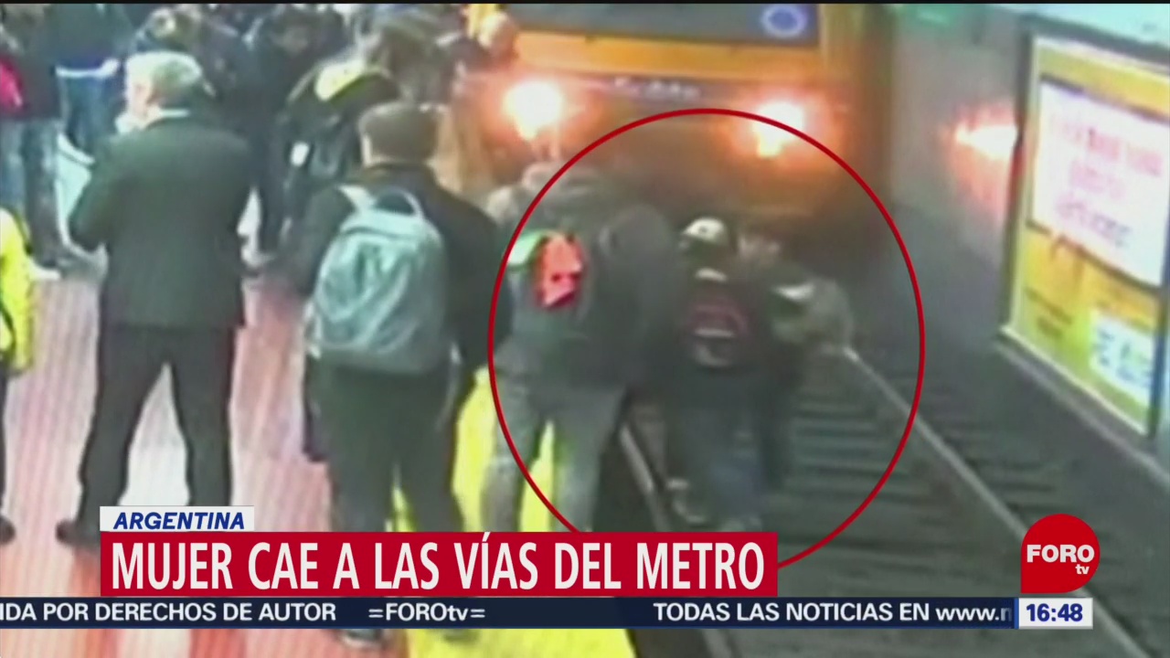 FOTO: Hombre Se Desmaya Empuja Mujer Vías Metro Argentina