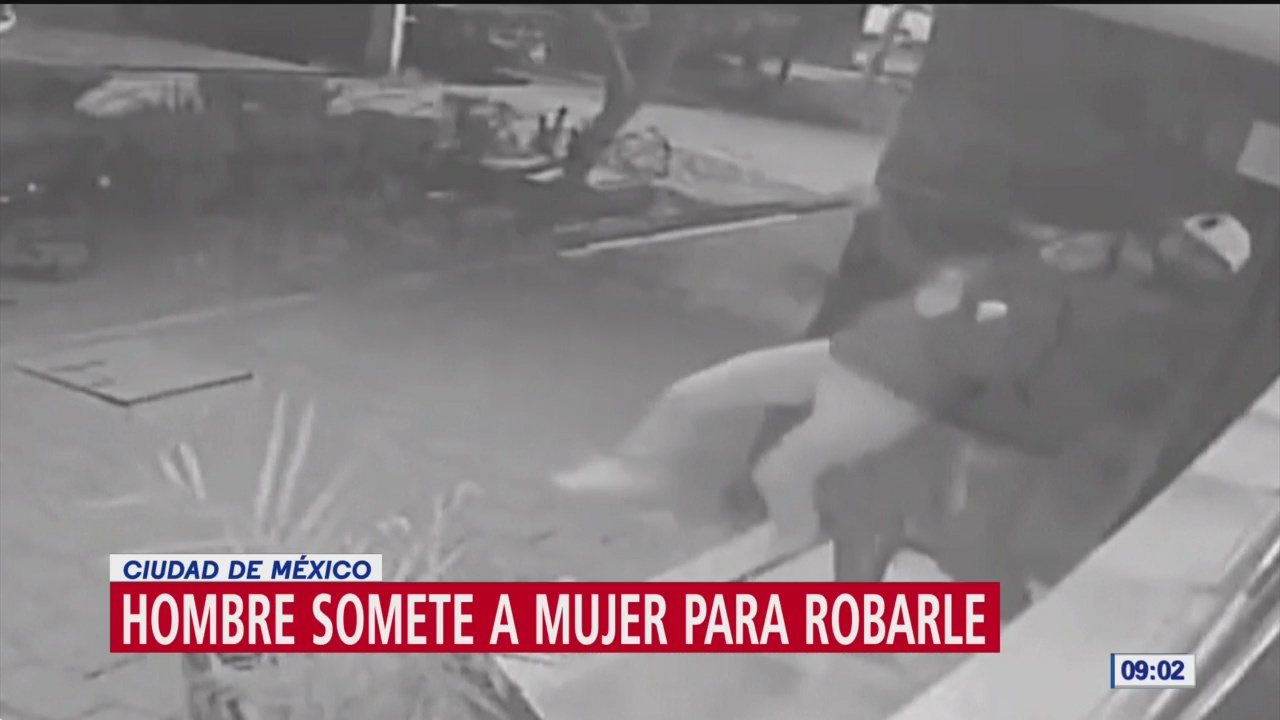 Hombre somete a mujer para robarle celular en Tlatelolco, CDMX