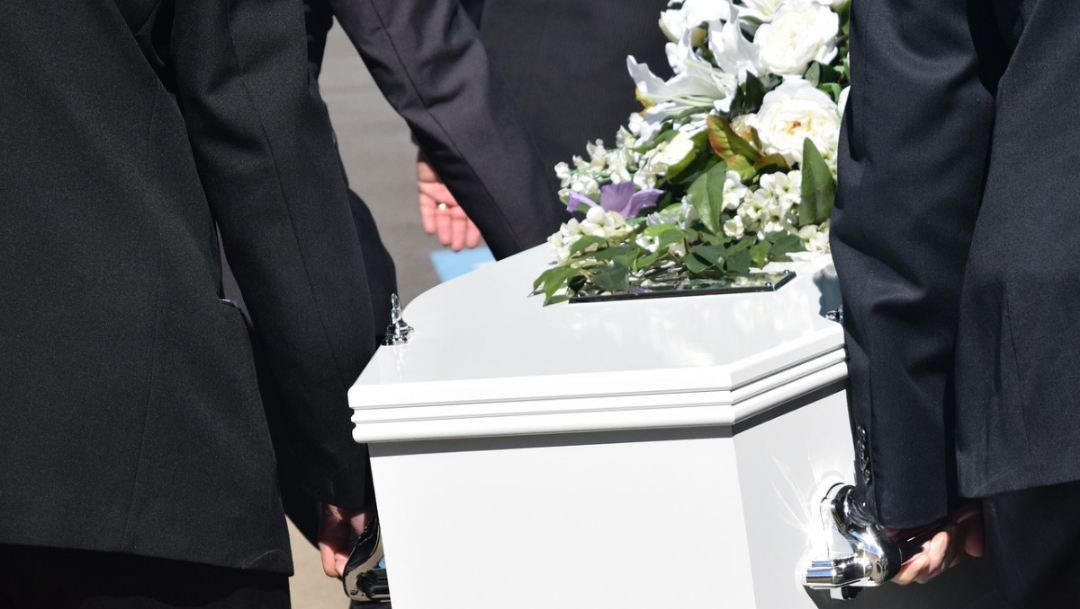 Foto: hombre vuelve con familia despues de su funeral. 13 Octubre 2019