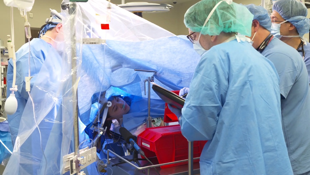 Facebook: Hospital de Dallas transmite en vivo cirugía cerebral