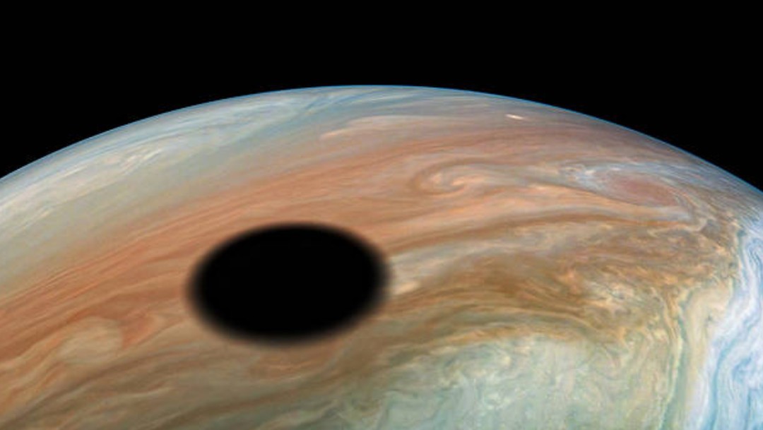 ¿Qué es la mancha negra descubierta sobre la superficie de Júpiter?