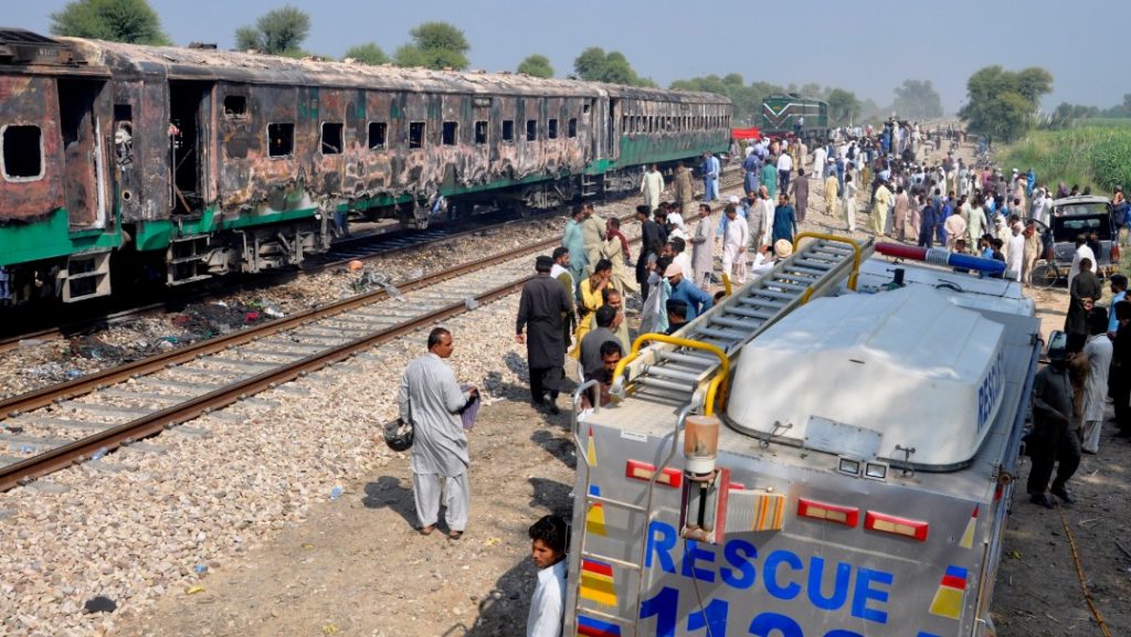 FOTO Incendio en un tren de Pakistán deja al menos 71 muertos