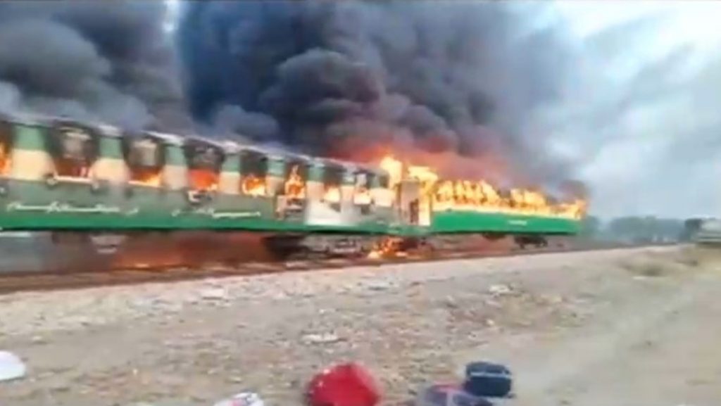 FOTO Incendio en un tren de Pakistán deja al menos 71 muertos