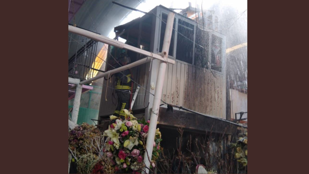 Bomberos sofocan incendio en Mercado de Jamaica de CDMX