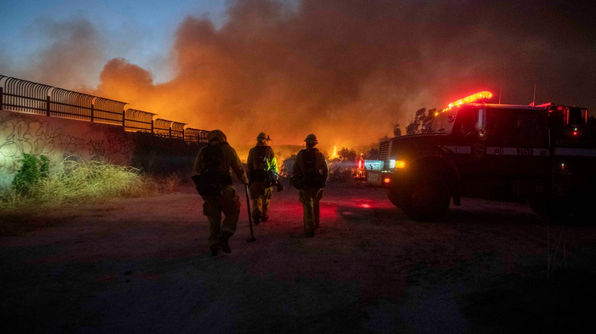 Incendios en California, desalojan a miles de personas