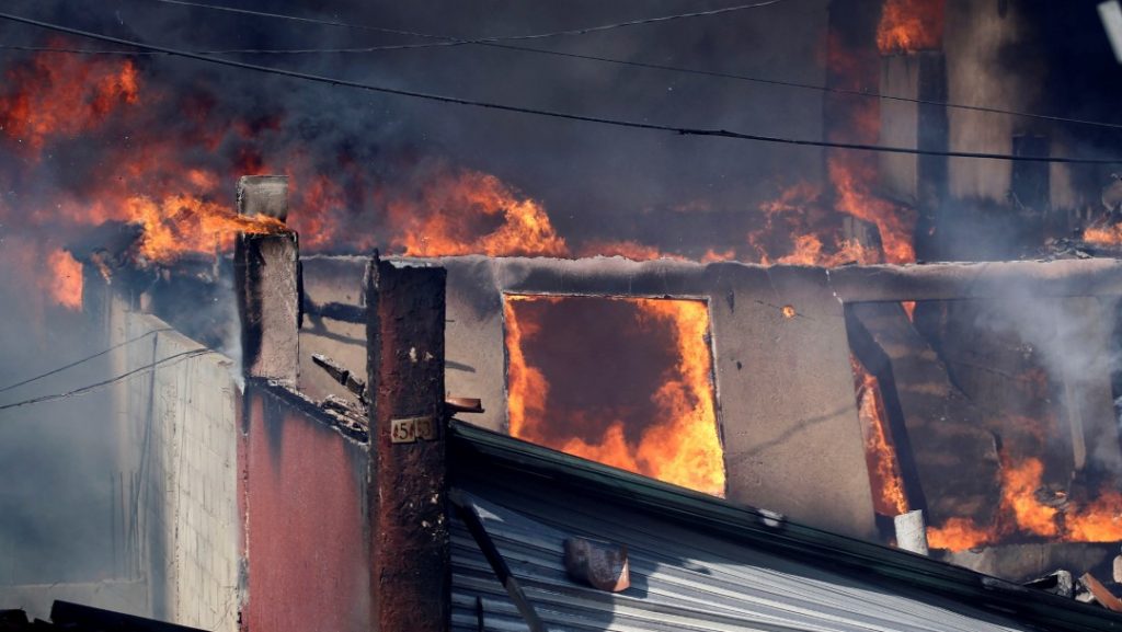 Foto Incendios en Tijuana consumen al menos 60 viviendas