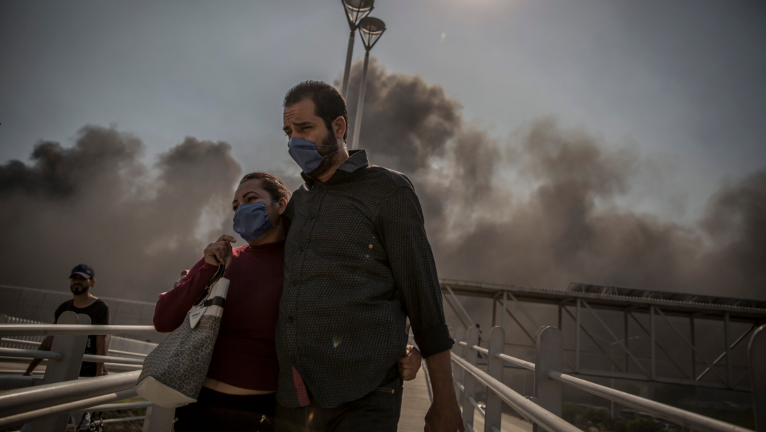 Foto: Los ciudadanos en Tijuana salen con cubre bocas debido al humo que todos los incendios han provocado, 25 de octubre de 2019 (OMAR MARTÍNEZ /CUARTOSCURO.COM)