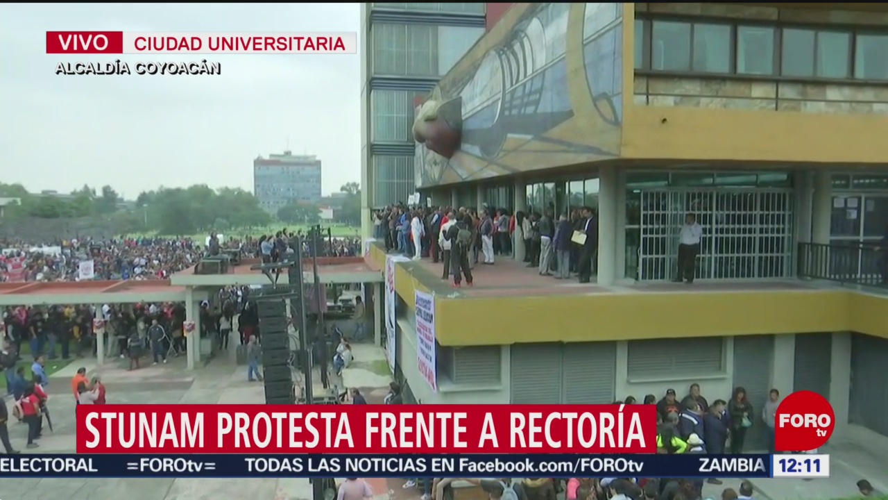 Integrantes de STUNAM protestan frente a Torre de Rectoría, en CU
