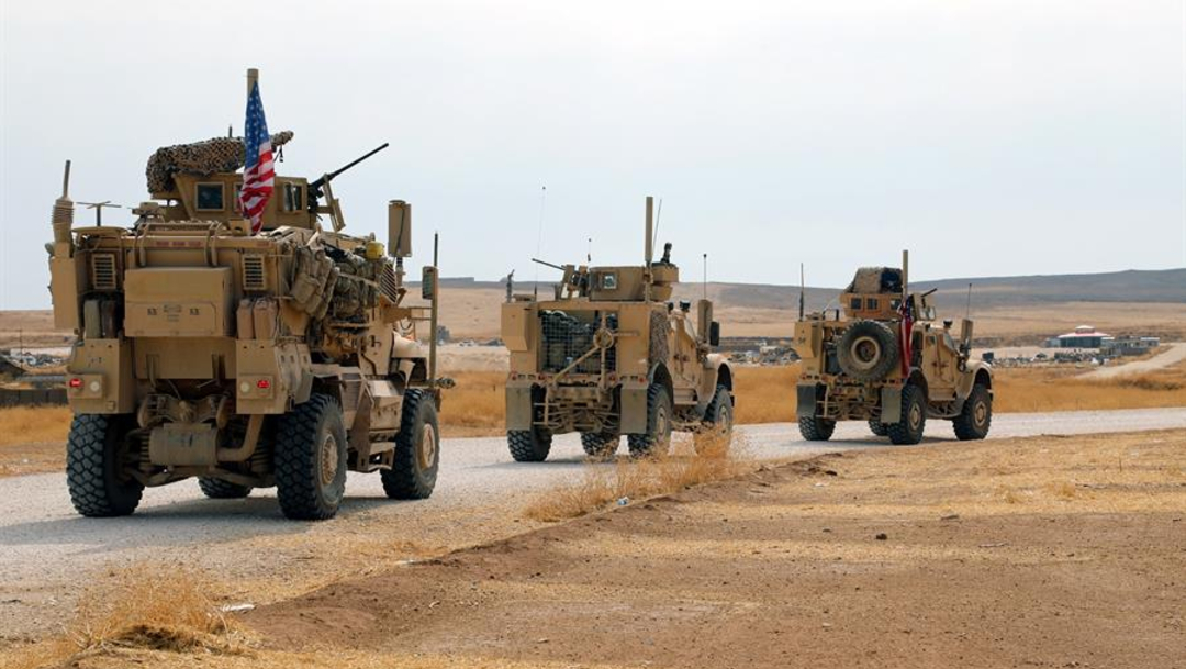Foto: Un convoy formado por cerca de un centenar de vehículos estadounidenses entró este lunes en el Kurdistán iraquí, procedente del norte de Siria, 22 de octubre de 2019 (EFE)