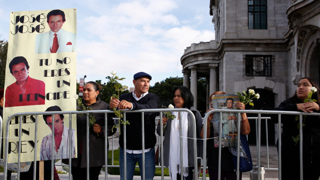 FOTO Desde temprano, seguidores de José José esperaban la llegada de las cenizas para un homenaje póstumo en el Palacio de Bellas Artes (AP)