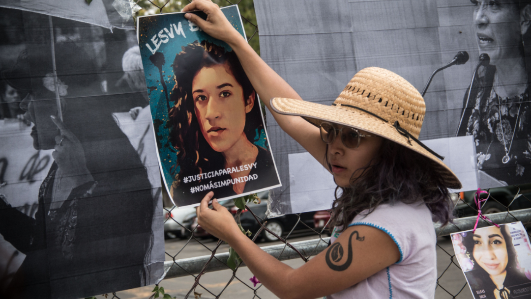 Colectivos feministas acompañaron a los familiares afuera del reclusorio con pancartas, 4 octubre 2019